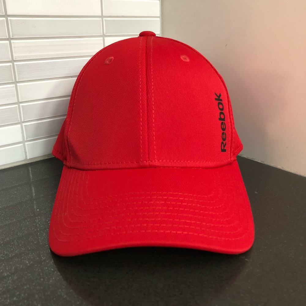 🥳HOST PICK🥳 EUC Reebok red logo baseball hat